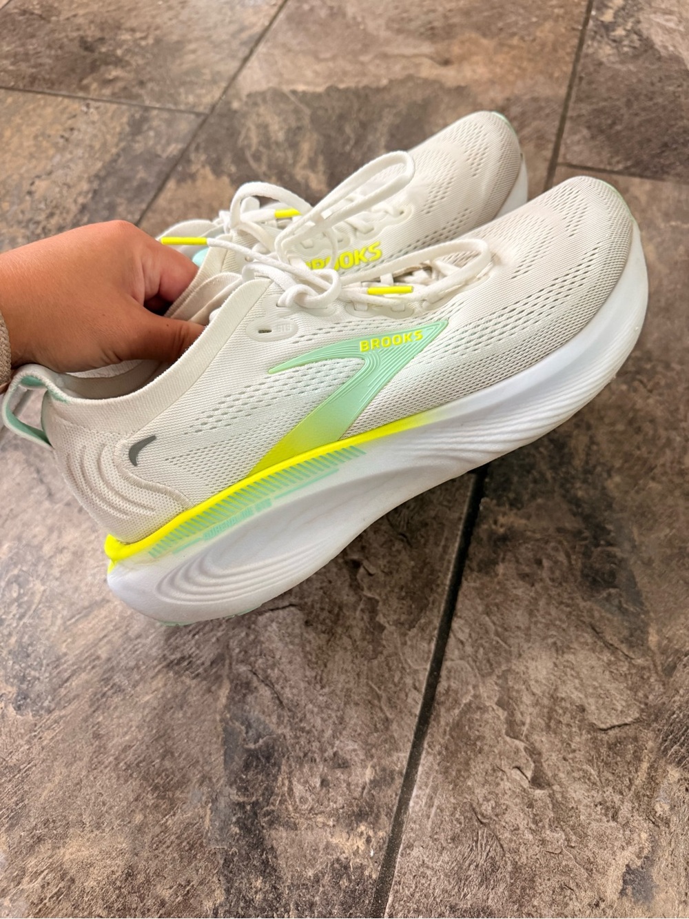 White Brooks Adrenaline GTS 25 Women’s size 10.5